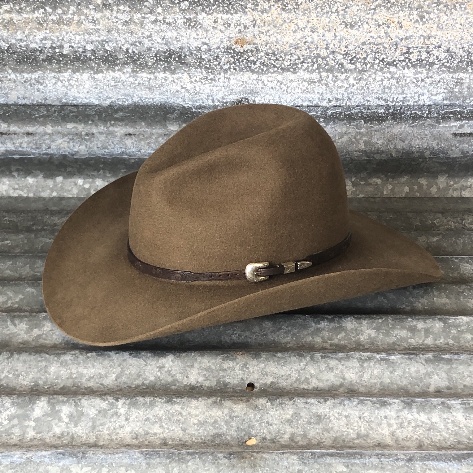 LOW GUS BELLY CURL 3.75" SADDLE WITH FINGER CARVED HAT BAND