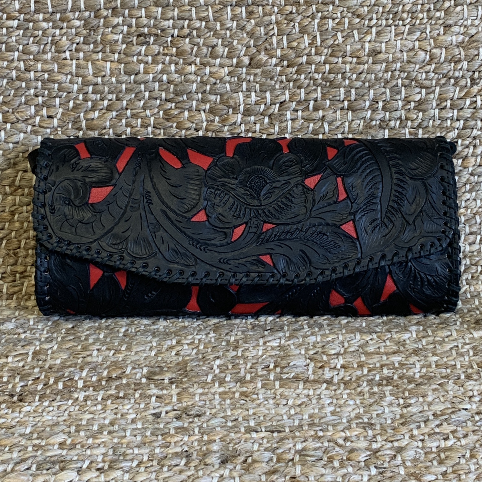 TOOLED BLACK CLUTCH W/RED INLAY 