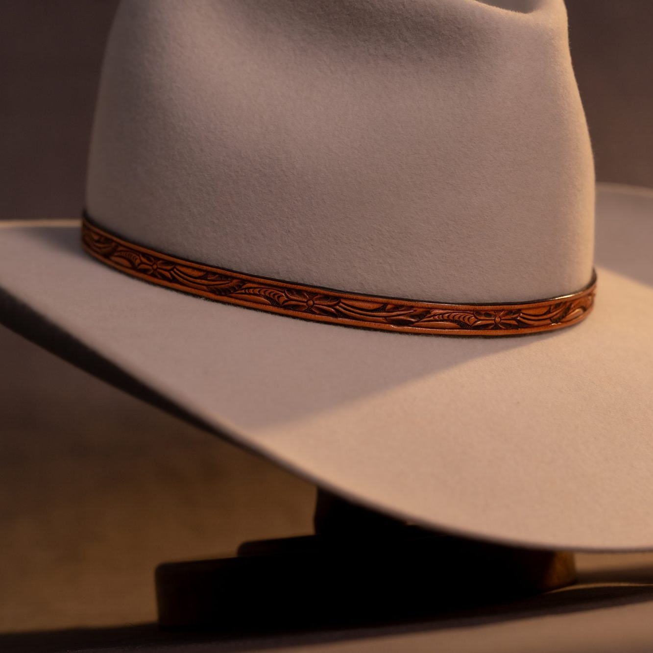 The Wayfinder - Arrowhead Crown, Belly Curl and Antique Wildrose Hatband